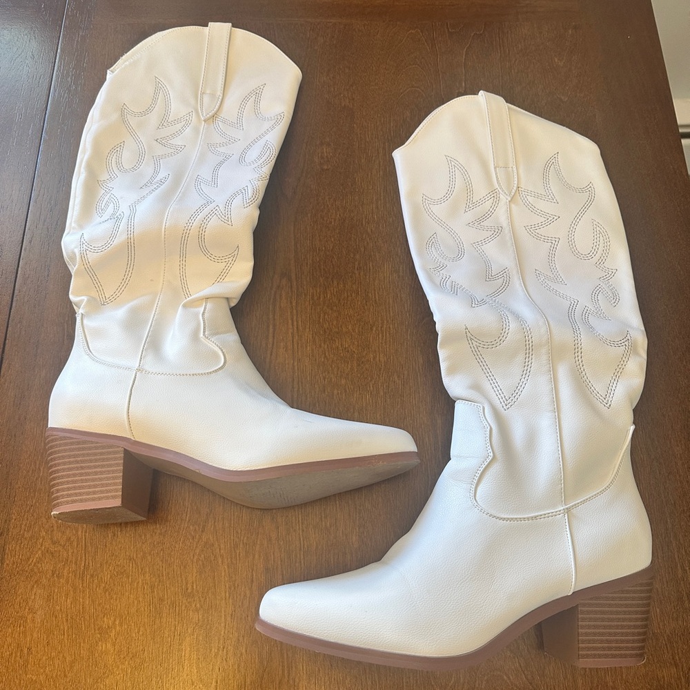 White Western-Style Women’s Cowgirl Boots
